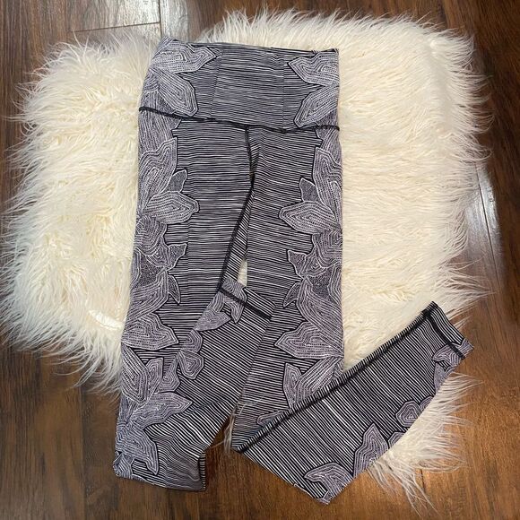 Lululemon Wunder Under Pant Grey Floral
Dottie Tribe leggings size 4 - Picture 5 of 10